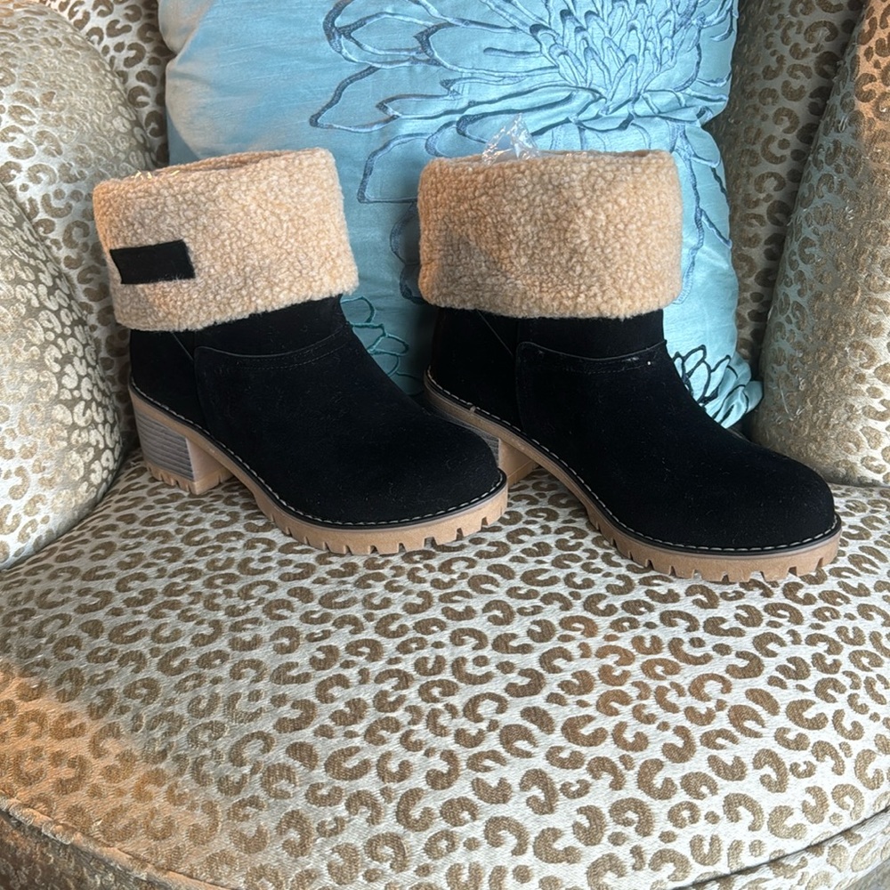 NWOT faux suede cuffed fleece lined boots